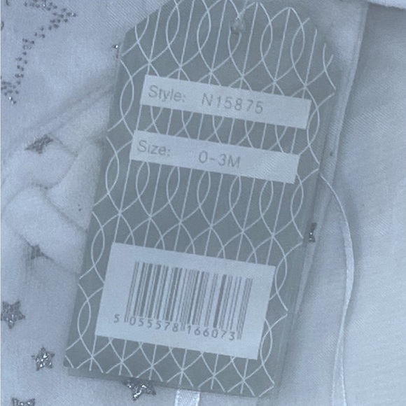 set that includes a footie, a bodysuit, a bib, a beanie and mittens - Picture 8 of 8